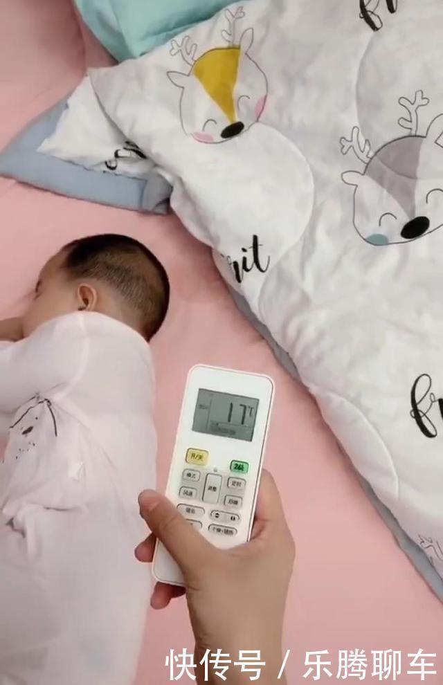 同款|爸爸带孩子睡午觉,一旁的宝宝睡觉姿势,网友笑称同款爸爸
