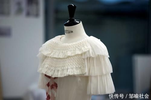 ch有一种“娇贵”叫香奈儿的衣服,一沾水就报废,图案竟是现场画上去的