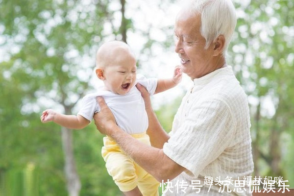 家庭|双独家庭,奶奶和姥姥抢着带娃让老人轮流带,对孩子有啥伤害