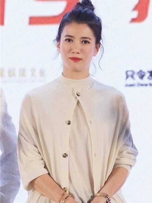 牛仔裙|穿卫衣配牛仔裙太减龄，扎高马尾更少女，女明星轻松穿出时尚感