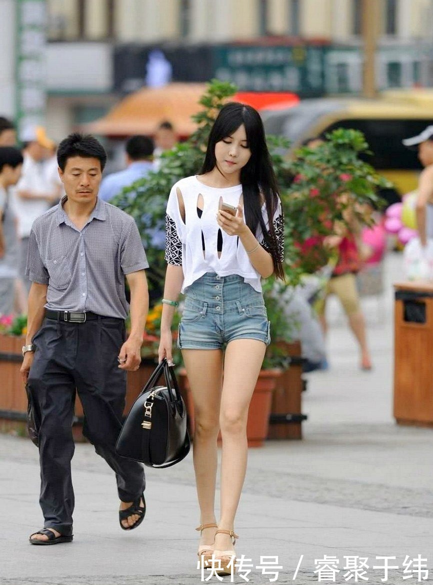 t恤衫|小姐姐干净如初,漏空的T恤衫更显时尚