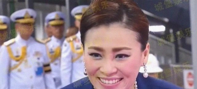 诗妮娜贵妃@泰国贵妃放下身段合影,却被身旁浓眉女子不屑一顾:有啥好得意的