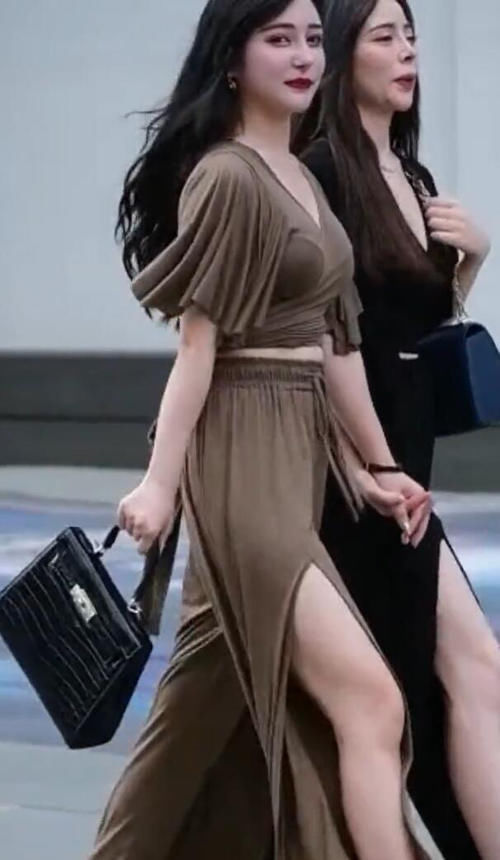 潮流时尚:女神级的都市女郎，“开叉裤”风格独特，看着就美!