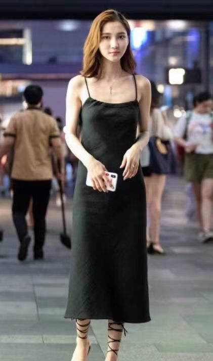 蝴蝶骨 跟着网红学穿搭,保证不踩雷,黑色连衣裙,呈现出优秀的蝴蝶骨