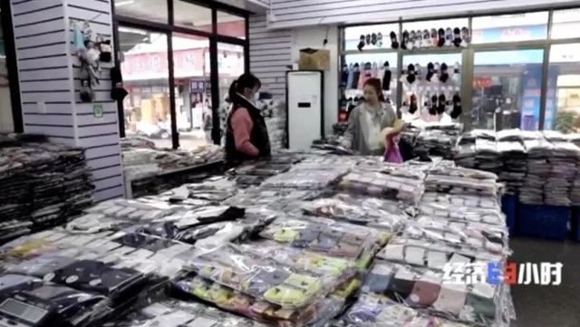 100元能买啥？2件衣服、4个包、1条裤子1双鞋...咋做到的？