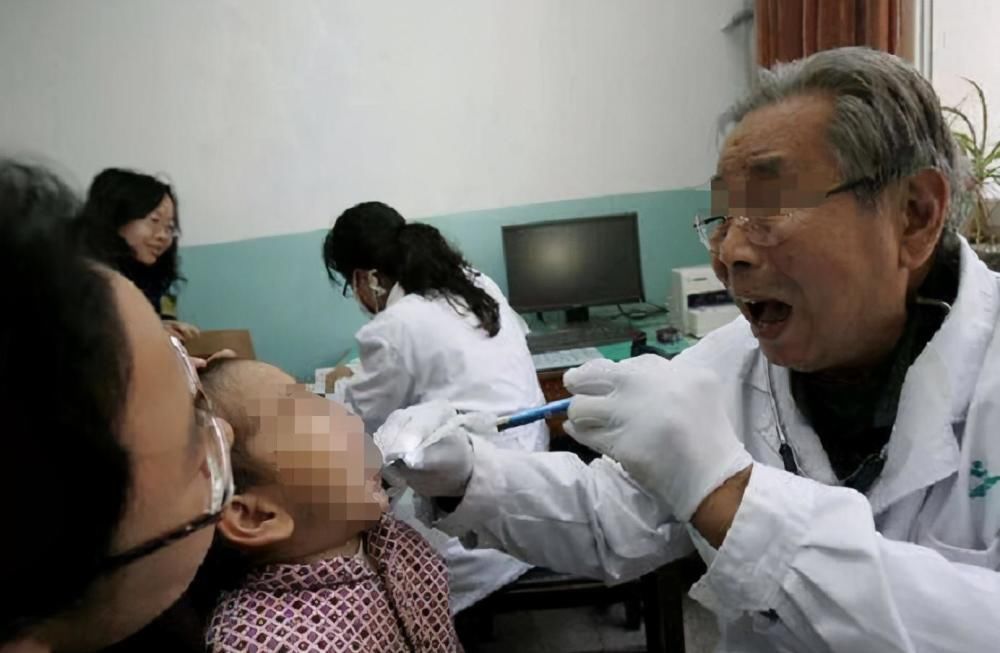 医院|儿子高烧医院排队800多号,宝妈崩溃投诉,医生:自“作”自受