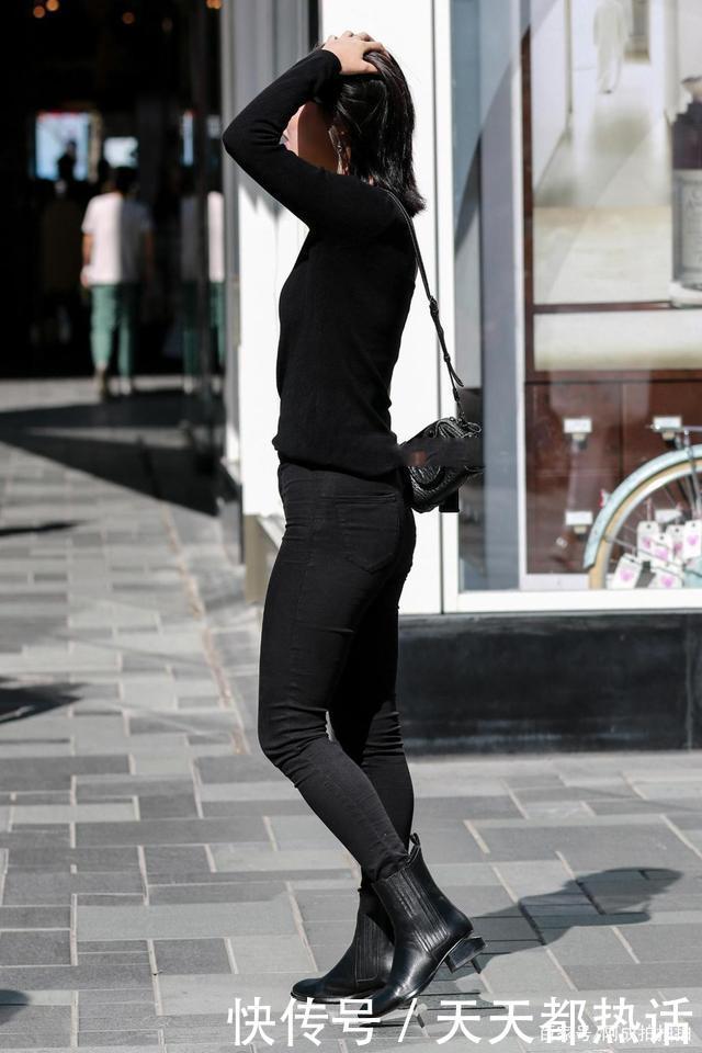 炫酷|黑色显肩修身衣,搭配黑色牛仔裤,炫酷个性