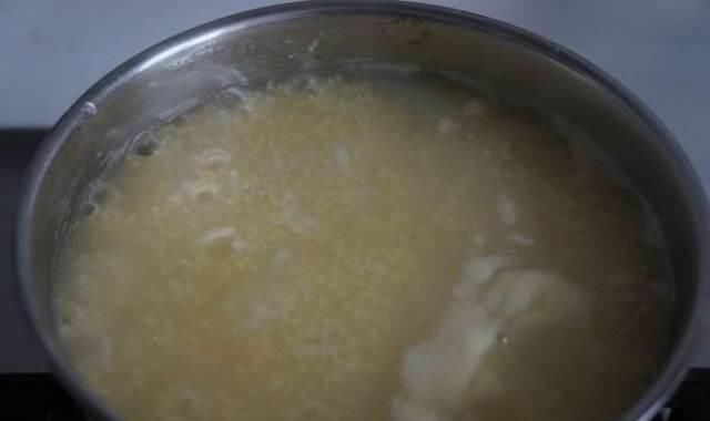  煮小米粥时，除了冷水下锅，还需满足这2点，熬出“米油”更养胃