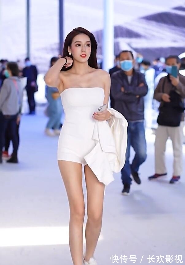 连体衣真紧绷,简洁干净,自然呈现个人魅力