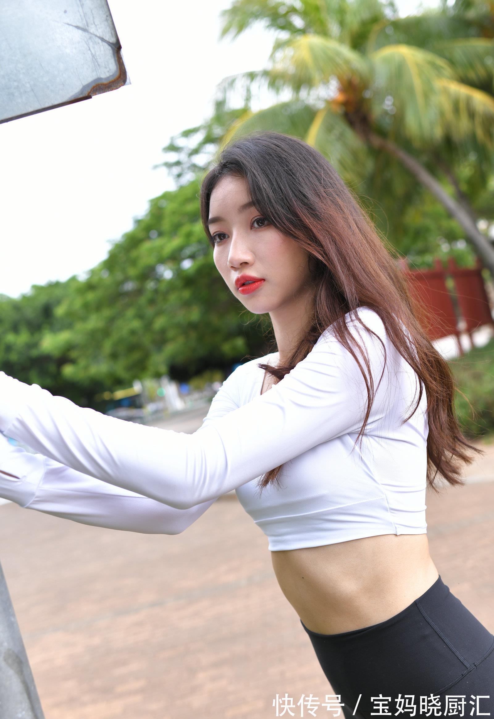 高跟鞋 清凉的蓝色吊带裙,款式简约,穿着简单又大方显气质