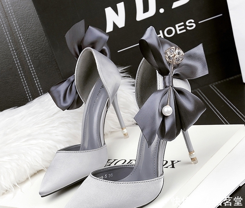 入秋“高跟鞋”火了,上脚显美嫩,搭配小脚裤,美的不要太过分