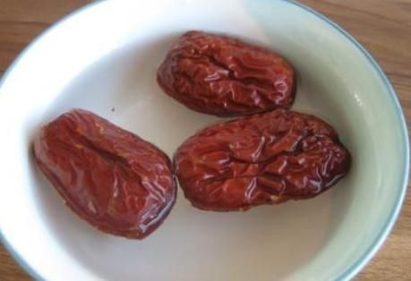 春节过后,多用苹果煮汤,隔三差五给孩子喝一次,助消化解油腻