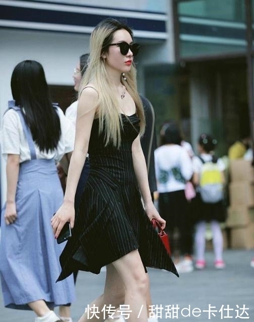 连衣裙|街拍:美女穿粉色紧身连衣裙,展现凹凸有致的身材,风韵迷人