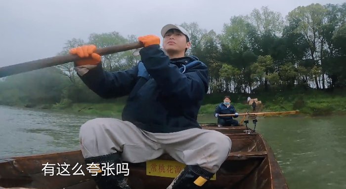 为了节目效果还是偷懒？黄磊划船时多次“划水”，被观众质疑偷懒