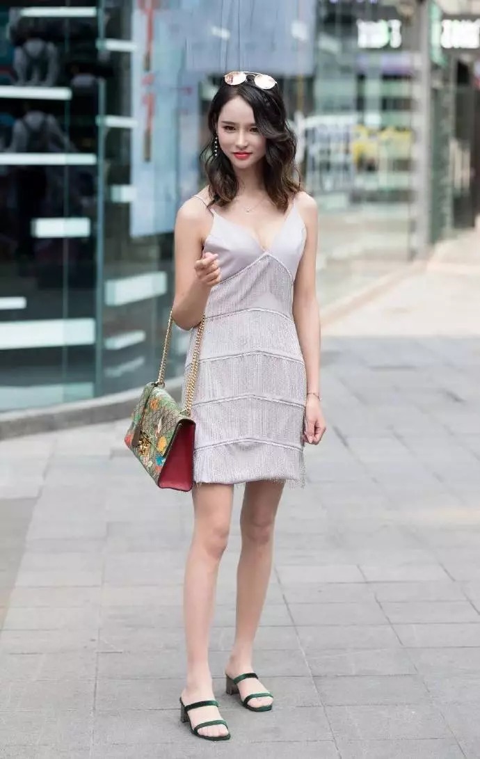 成熟的女生穿搭高跟鞋,让自己显得更有韵味