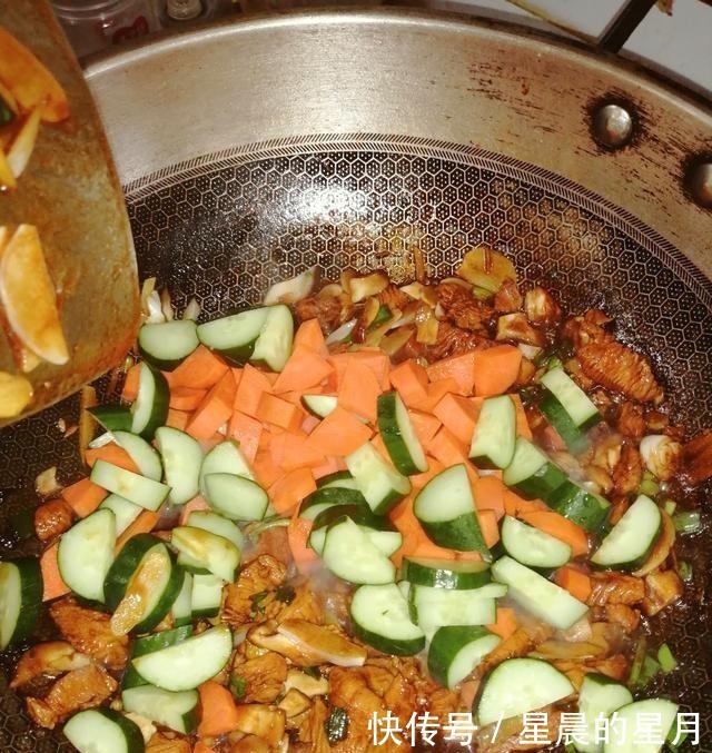 在家|宫保鸡丁怎么做高级大厨教你在家轻松制作这道中外名菜