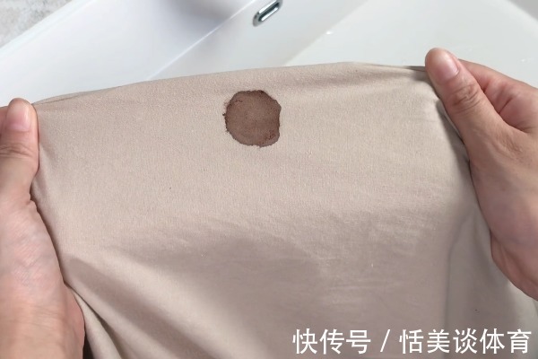 床单沾上“血渍”难清洗?教你一招,新老血渍轻轻一搓就掉,真棒