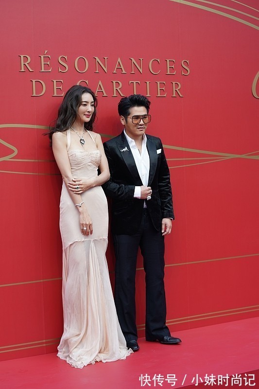 裙装|吴速玲“带娃”走红毯,身着一袭黑裙妩媚大气,曹格真是赚到了