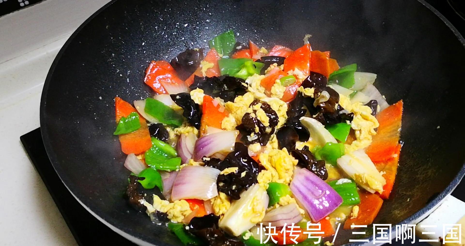 一日三餐|冬至后,多给孩子做这道五彩菜,维C含量极高,营养健康,太香了