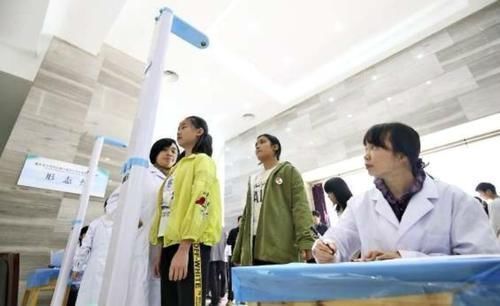 特征|孩子上初中,若出现这3个特征,身高可能已经“固定”,不长个了