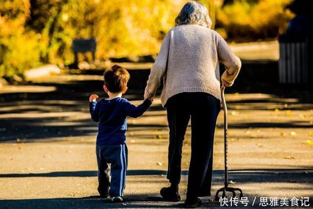 张露|宝爸心疼亲妈带娃太累,对老婆说:“孩子谁生的谁带”,下场很惨
