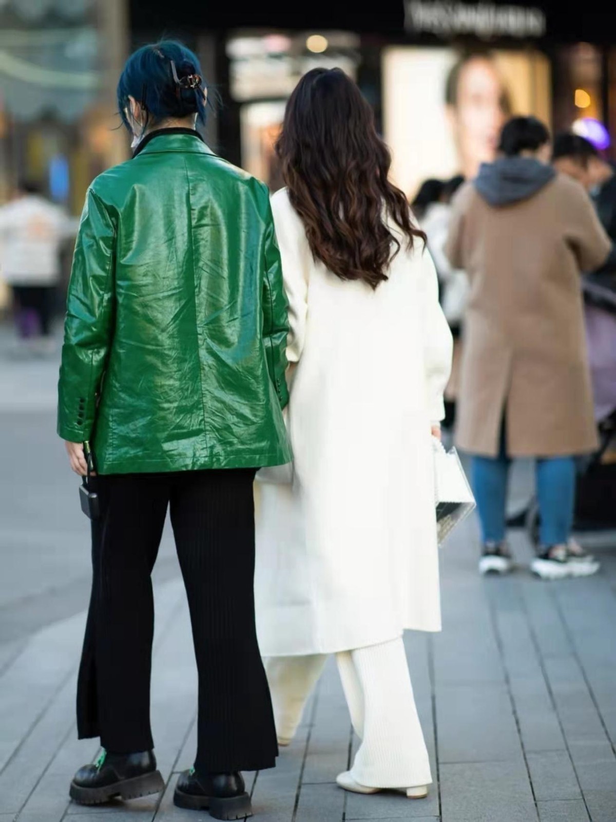 时髦|接地气的杭州路人穿搭火了,实用时髦兼具,照着穿就对了