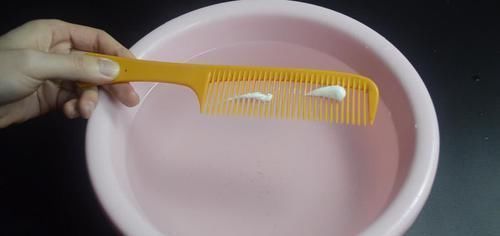 在梳子上涂抹牙膏，作用真厉害，我也是刚知道，快回家试一试