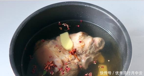 我家年夜饭之蒜泥肘子，不红烧不油炸，做法简单，家人都喜欢