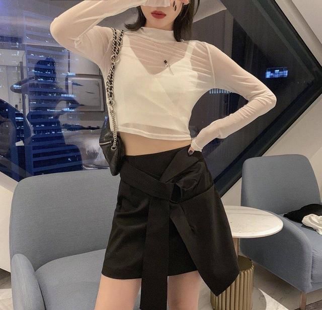 蕾丝|街拍小姐姐的网纱衣好显身材,配波浪长卷发,回眸一笑美成焦点