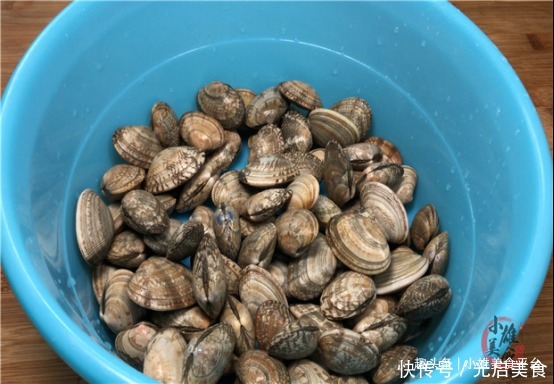 今天才知道，洗花蛤不能只加盐，老渔民用它泡一泡，花蛤狂吐沙