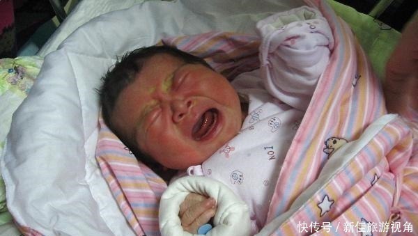 孩子|新生宝宝对妈妈笑,却被护士直接打了一巴掌,妈妈知道后连连道谢