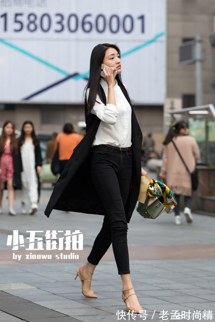 牛仔裤|重庆街拍,低领荷叶边上衣搭配牛仔裤,时髦又有女人味!