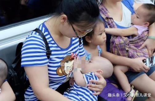 大庭广众|宝妈地铁上掀衣喂母乳,被大爷大骂没素质,宝妈回怼引乘客称赞