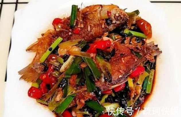 豆豉香鲫鱼|美食推荐椒香鸡丁，彩蔬蒸蛋，雪菜鱼汤，豆豉香鲫鱼的做法