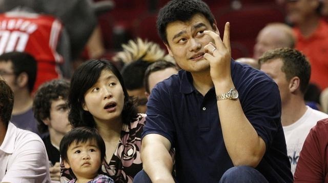 法尔|到底能长多高篮坛新星身高已与NBA第一巨人持平,姚明该乐了