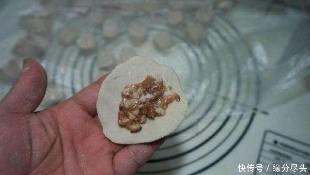 芋头|教你做这款饺子: 不用面粉不用擀皮! 滑溜溜! 一口一个!