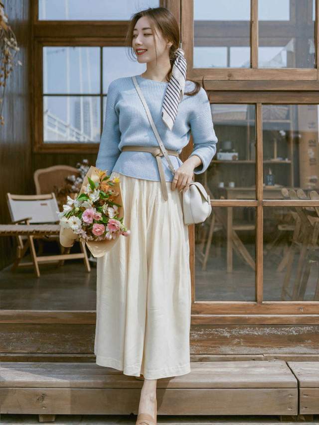 马甲|秋冬怎么能少了毛衣呢!经典款浅蓝色毛衣搭配白色半身裙,太美了