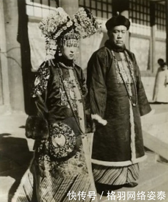 清朝人的“婚纱照”:女人们盛装打扮,凤冠霞帔,别有一番韵味