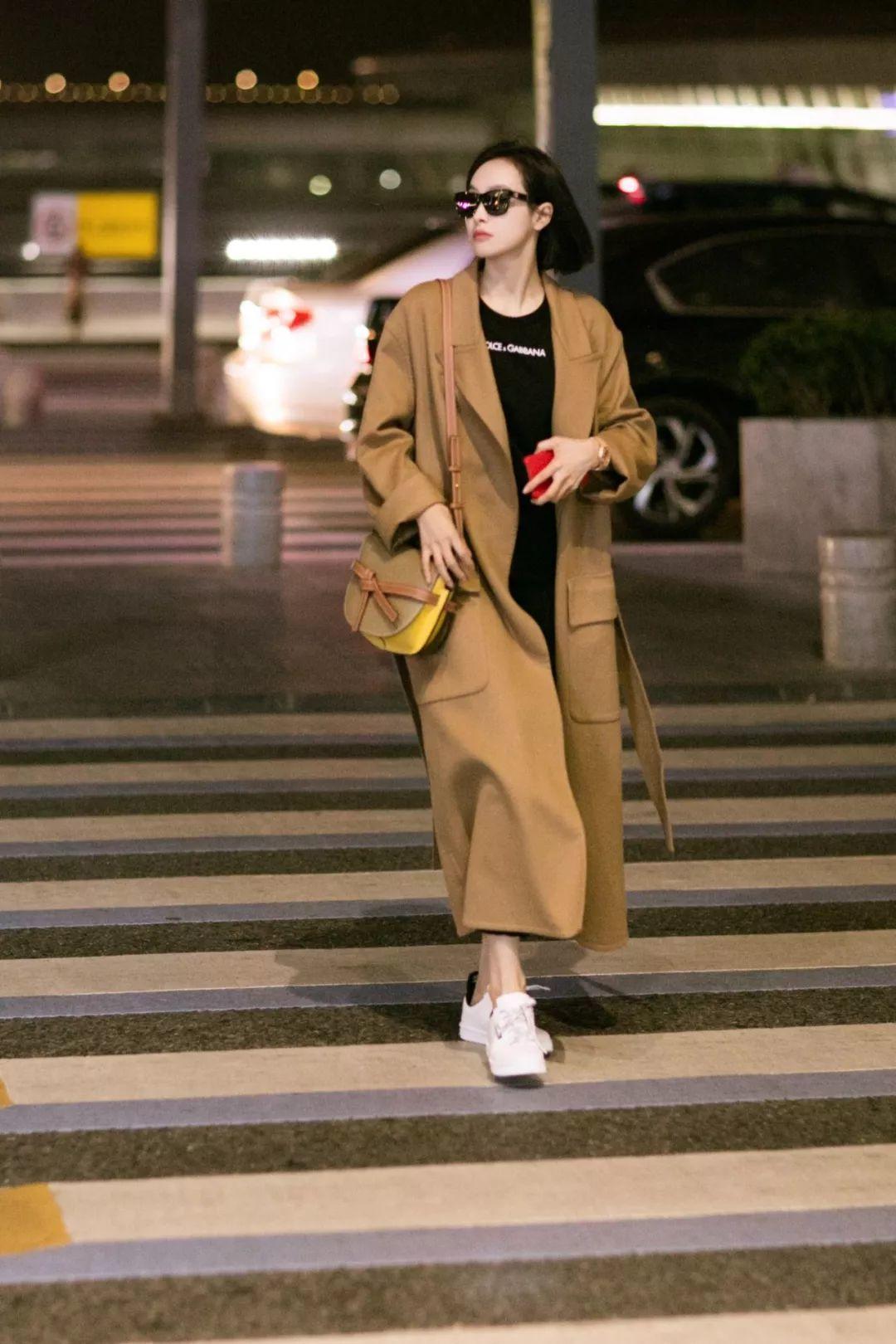 秋冬 大衣买什么色不容易过时这5个颜色很经典，秋冬搭配好时髦