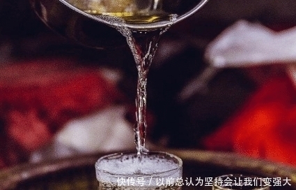 喝白酒之前滴一滴油,真假白酒立刻一目了然,经常喝白酒的注意了!