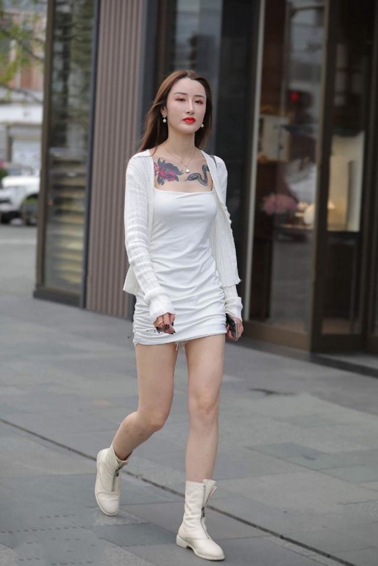 美女|路人街拍，美女脸上化了淡淡的妆，看起来清爽又舒适