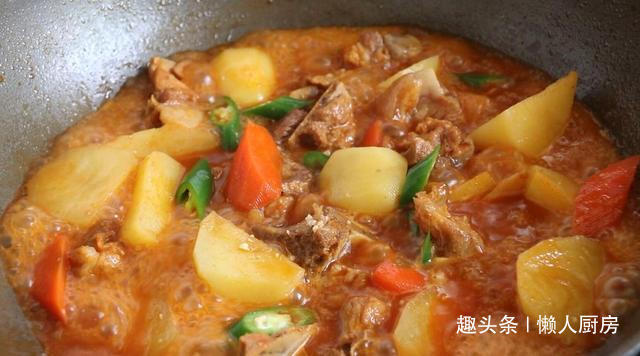 想吃肉了，做了一道土豆炖排骨，配上韩式辣酱，太下饭了