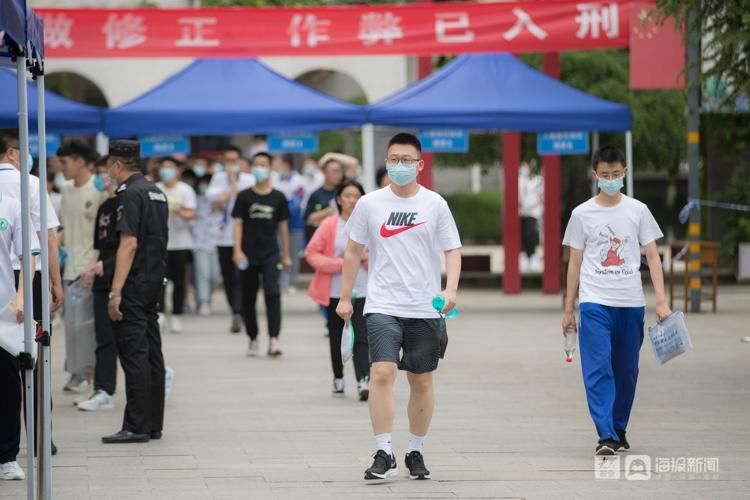 新闻记者|高考首场考试结束，济南这位考生第一个飞奔出场