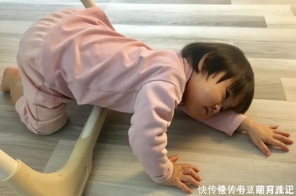 如松|母子当街上演“对抗赛”，男孩为要玩具满地打滚，一旁宝妈站如松