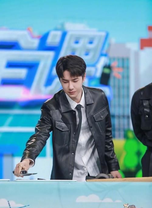 一起火锅吧|王一博:《一起火锅吧》改时间了,调整到每周日晚8点播出啦!