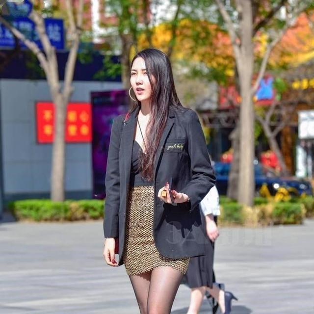 丝袜|街拍紧身裙遇上黑色丝袜，不经意间，被美女撩到了