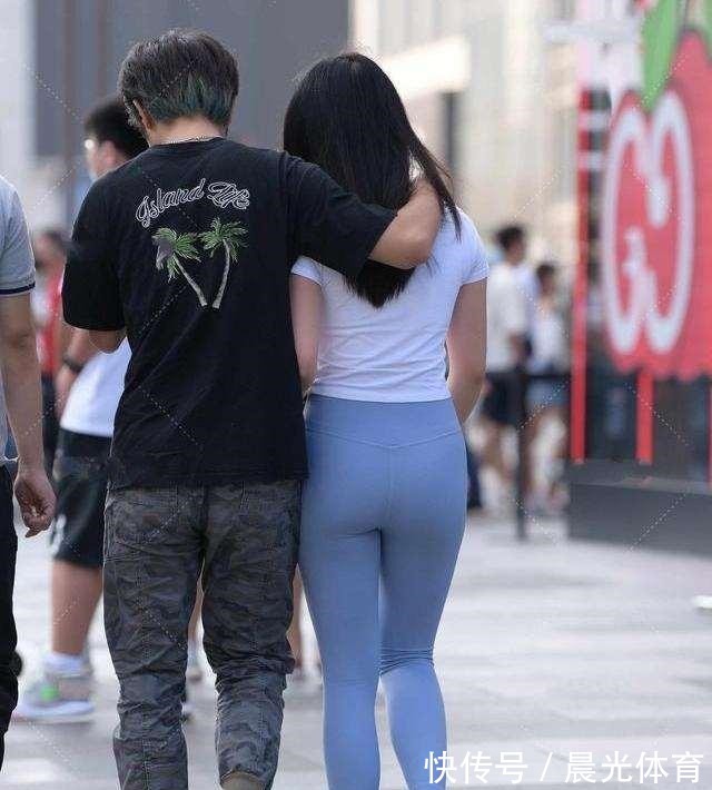 搭配 穿“沙漏型”打底裤的辣妈,造型个性又有时尚感,优雅时尚!