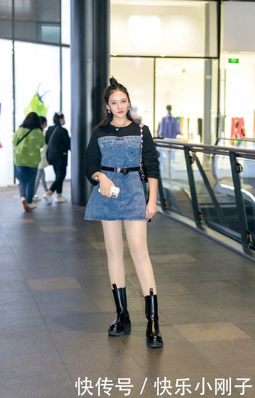 冬天街头的时尚搭配,一双大长腿成为小姐姐们的追求,抓紧美起来