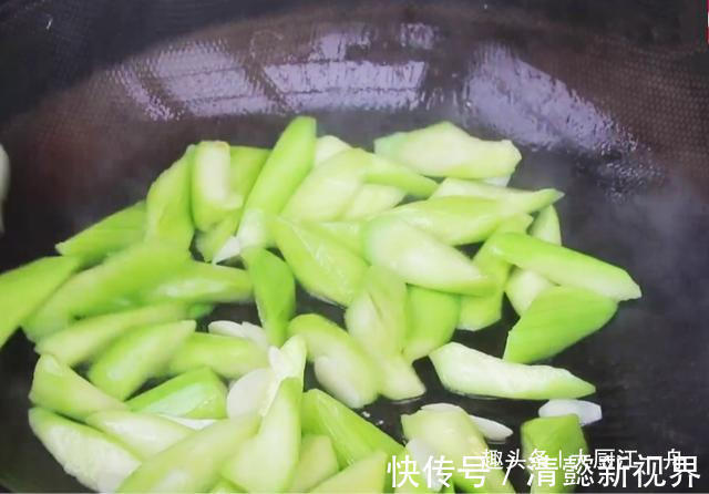 搅拌均匀|炒丝瓜时,很多人第一步就做错了,难怪炒的丝瓜发黑没食欲