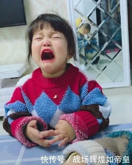 奇闻|奇闻:女儿大闹,妈妈无动于衷,儿子淡定拿出“神器”,完美解决